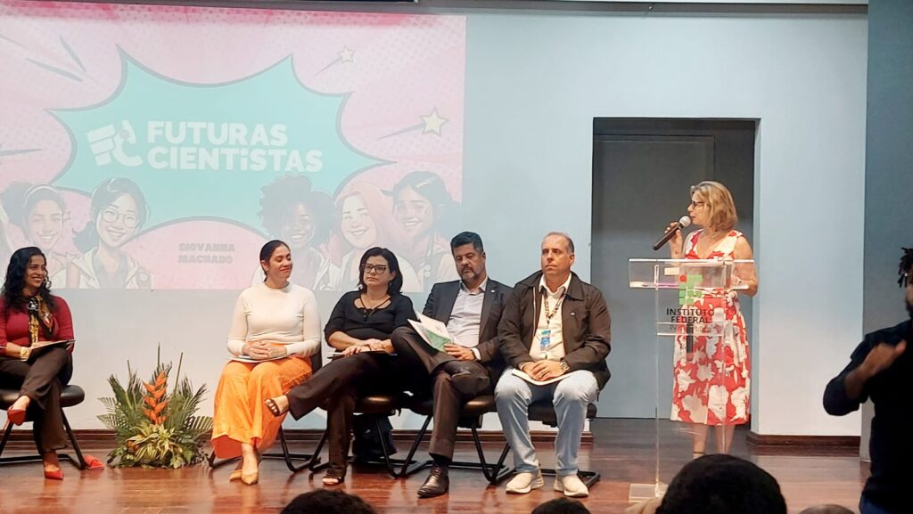 academica-giovanna-machado-celebra-encerramento-do-futuras-cientistas-2025-1