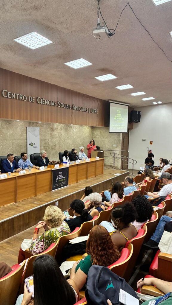 academica-edvania-torres-coordena-simposio-sobre-os-50-anos-das-regioes-metropolitanas-2